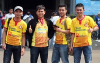 Tak hanya bobotoh, suporter Sriwijaya FC juga tampak menggunakan atribut tim kebanggaan mereka. Pool/Alfathir Yulianda/detikFoto.     