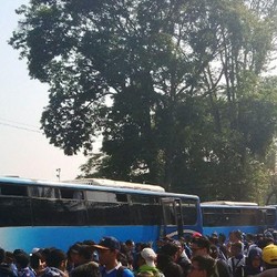 Satu Bus Bobotoh Dikawal 4 Polisi dan 2 TNI