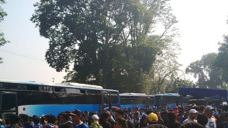 Satu Bus Bobotoh Dikawal 4 Polisi dan 2 TNI