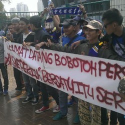 The Jakmania Ini Foto Bareng dan Sambut Bobotoh di GBK