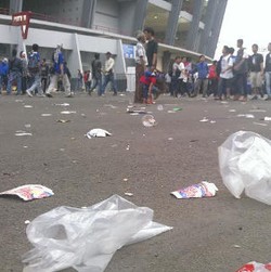 Laga Belum Dimulai, Sampah Sudah Berserakan di GBK