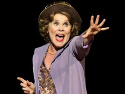 Imelda Staunton Raih Penghargaan Teater di Inggris