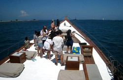 Naik Kapal Yacht di Bali, Serasa di Hotel Bintang 4