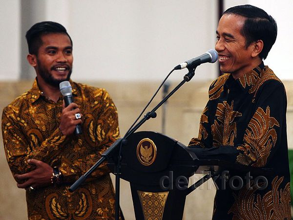 Jokowi Makan Bareng Pesepak Bola Piala Presiden