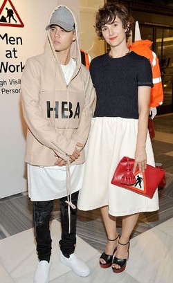 Selain Justin Bieber, 7 Pria di Hollywood Ini Juga Bergaya Pakai Dress & Rok