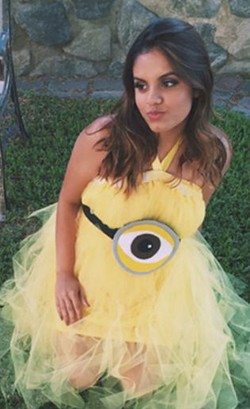 Wanita Ini Jadi Terkenal di Internet Karena Pakai Dress Minion Saat Reuni