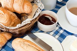 Makanan Apa Saja yang Disajikan Dalam Continental Breakfast?