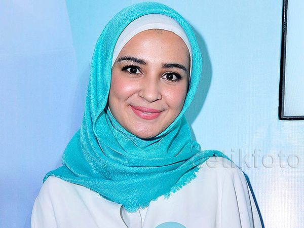 Manisnya Shireen Sungkar Berhijab Biru