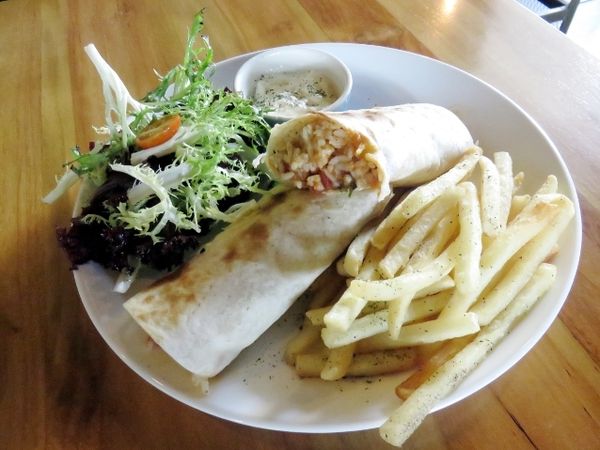 Asyiknya Bermain Dart Sambil Menyantap Makanan Enak di The Playroom