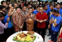 Manajer Umuh Muchtar dan seluruh pemain Persib hadir di acara tersebut.