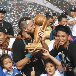 Ini Trofi Spesial yang Baru Direngkuh Persib