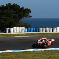 Insiden Burung Camar dalam Laju Iannone Naik Podium Phillip Island