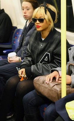 Foto: 6 Selebriti Dunia Ini Pilih Naik Kendaraan Umum untuk Hindari Macet