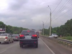 Tak Sabar Hadapi Kemacetan, Pengemudi Sedan Ini Pilih Jalur Offroad