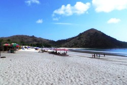 Pantai Selong Belanak, Tempat Bule Nikmati Hidup di Lombok