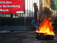 Mahasiswa Demo Bakar Ban di DPR