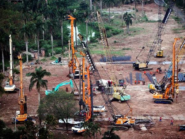 Alat Berat Bergerak di Taman Ria Senayan