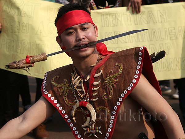 Tari Dayak Ramaikan Aksi Setahun Jokowi-JK