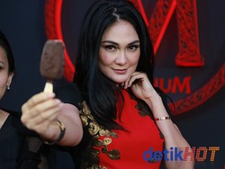 Luna Maya Dinginkan Stres dengan Es Krim