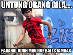 Meme detikHOT: Nasib Apes Cakra Khan Ditonjok Orang Gila