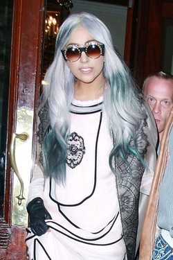 Masih Jadi Tren, Warna Rambut Mirip Uban Sudah Disukai Lady Gaga Sejak 2010