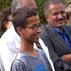 Ahmed Bocah Jam Mohamed Dipeluk Obama di Gedung Putih