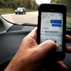 Nyetir Sambil Chatting Berujung 10 Tahun Bui