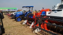 Petani Pakai Arit Butuh 60 Hari, Alat Panen Modern Cuma 3 Jam