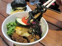 Mencicip Kelezatan Black Burger dan Black Noodle di Blackjack