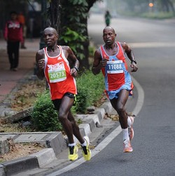 Berlomba Lari dari Subuh sampai Tengah Hari