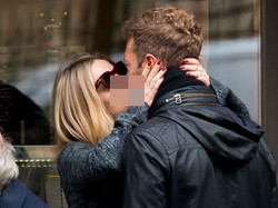 Chris Martin Kepergok Ciuman dengan Pacar Baru