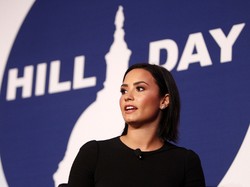 Demi Lovato Curhat Soal Mendiang Ayah yang Kerap Lakukan KDRT