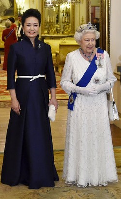 Ibu Negara Stylish dari China Tampil dengan 3 Busana Elegan di Inggris