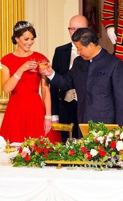 Penampilan Putri Kate Middleton dengan Tiara dan Gaun Jenny Packham