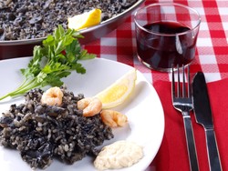 Sedapnya Menyantap Nasi Goreng Tinta Cumi yang Gurih Beraroma