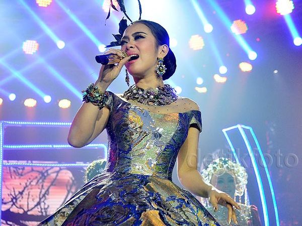 Tidak Nyentrik, Syahrini Glamor Dibalut Gaun yang Dramatis