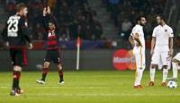 Leverkusen yang bertindak sebagai tuan rumah langsung tancap gas pada laga ini. Mereka memimpin 2-0 berkat dua gol Javier 'Chicharito' Hernandez pada menit-menit awal. REUTERS/Wolfgang Rattay.