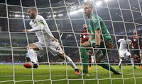 Namun, di sisa babak pertama, Roma menggeliat. Mereka bisa menyamakan skor menjadi 2-2 melalui dua gol Daniele De Rossi. REUTERS/Wolfgang Rattay.