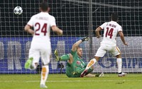 Pada paruh kedua, Roma bahkan berbalik unggul 4-2 lewat gol-gol Miralem Pjanic dan Iago Falque. REUTERS/Wolfgang Rattay.