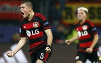Namun, Leverkusen menunjukkan semangat pantang menyerahnya. Mereka bisa menyamakan kedudukan melalui gol-gol Kevin Kampl dan Admir Mehmedi. REUTERS/Wolfgang Rattay.