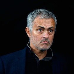 Mourinho Jadi Sorotan Lagi, Kini Dituduh Mendorong Remaja di Jalan