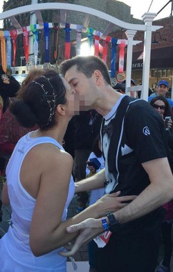 Hobi Lari, Pasangan Ini Menikah di Tengah Maraton