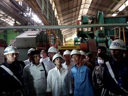 Rini Blusukan ke Pabrik Gula Asembagus dan Temu Petani Tebu