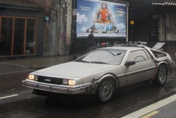 Mobil Mesin Waktu Muncul di London!