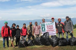 Berani Beda, Mendaki Gunung Demi Kumpulkan Sampah
