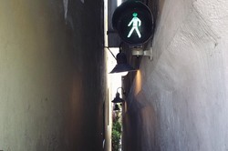 Jalanan Sempit di Eropa, Lebar 49 Cm & Ada Lampu Merahnya