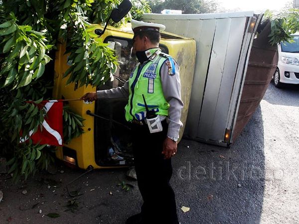 Truk Terguling di Depan Terminal Kp Rambutan