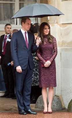Cantiknya Kate Middleton Pakai Dolce & Gabbana Saat Bertemu Jackie Chan