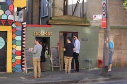 Inilah Tempat Makan Terkecil di Dunia yang Menyajikan Hidangan Lezat! (2)