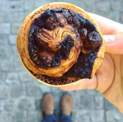 Pastry Chef Ini Bikin Foto Dessert yang Senada dengan Warna Sepatunya